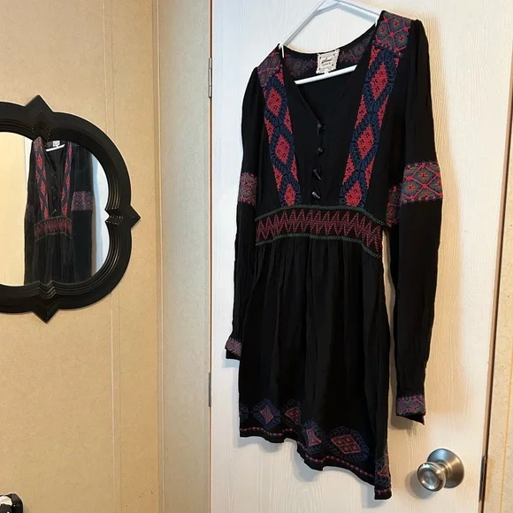 Black Dress w/ Embroidered Detail - Picture 4 of 7